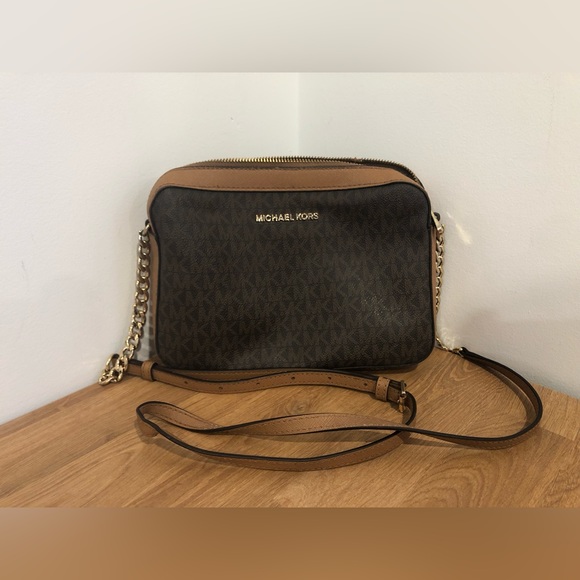 Michael Kors Handbags - Michael Kors crossbody purse